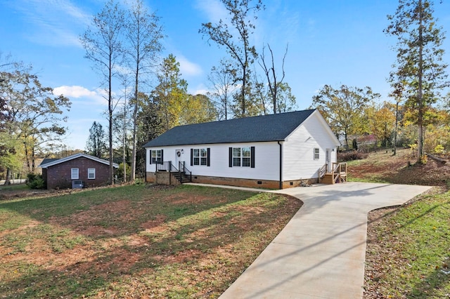 view of front of home featuring a front yard