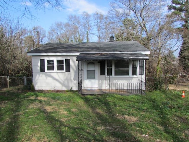 view of front facade with a front lawn