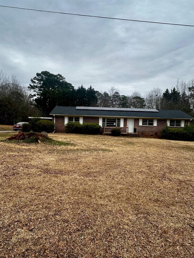 single story home featuring a front yard