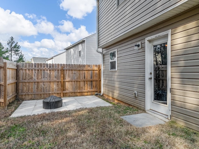 view of yard featuring an outdoor fire pit