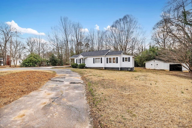 view of front of property featuring a front yard