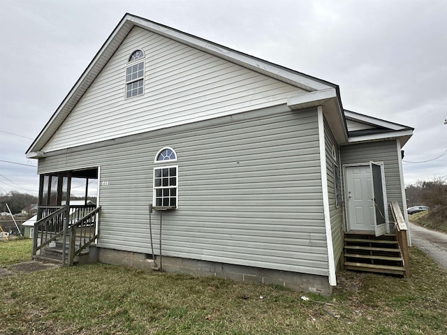 view of side of property featuring a yard