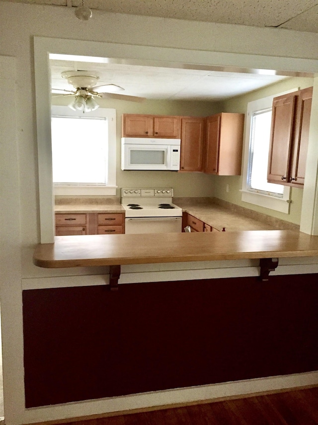 kitchen featuring ceiling fan and white appliances