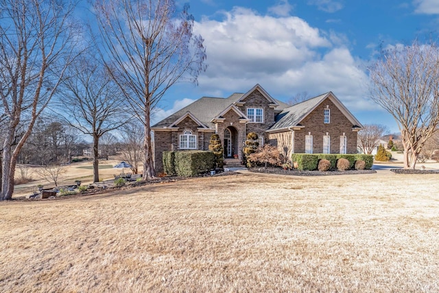 view of front property featuring a front lawn