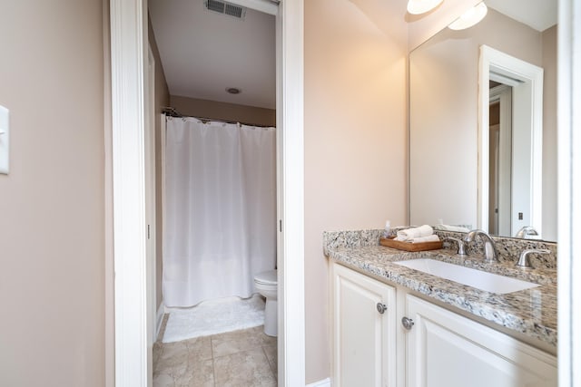 bathroom with a shower with curtain, vanity, and toilet