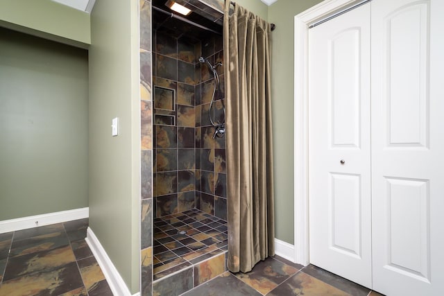 bathroom featuring a shower with shower curtain