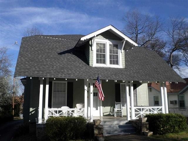 view of front of home featuring a porch