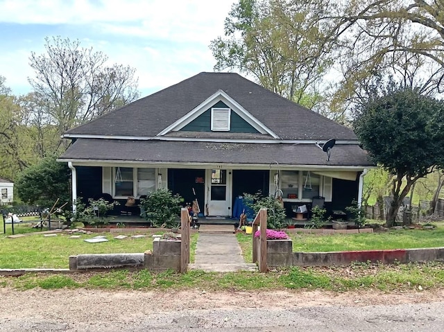 view of front of property featuring covered porch and a front lawn