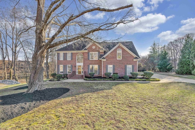 view of front of house featuring a front lawn