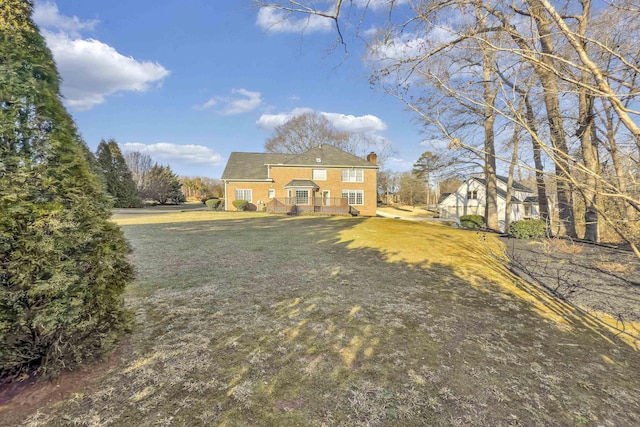 view of front of property featuring a front lawn