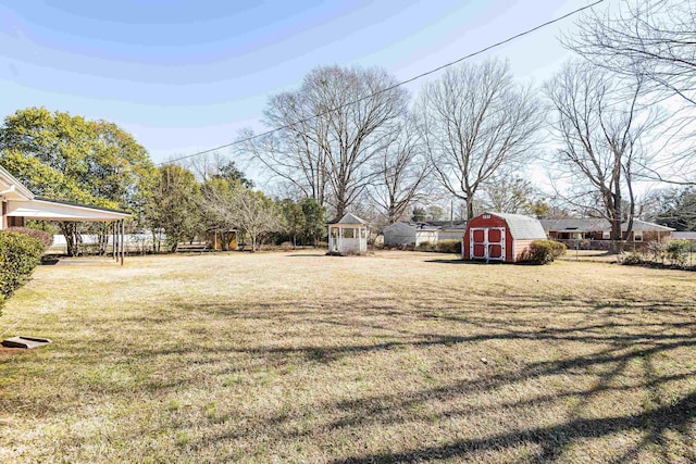 view of yard featuring a storage shed