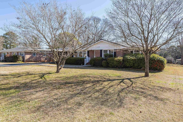 ranch-style house featuring a front lawn