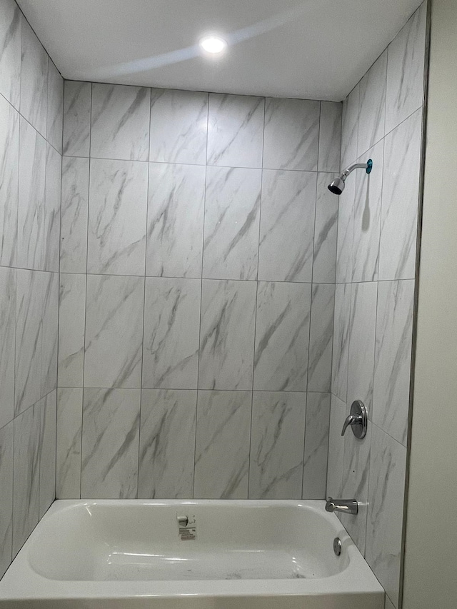 bathroom with tiled shower / bath