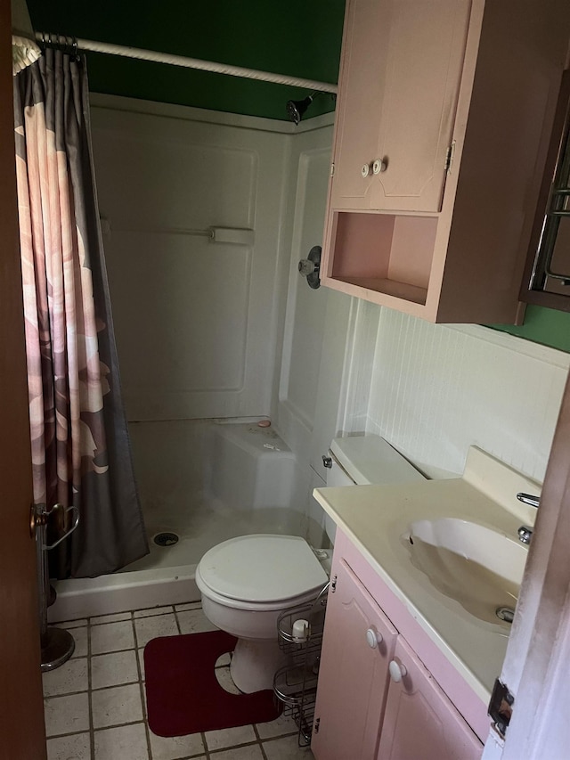 bathroom with vanity, curtained shower, and toilet