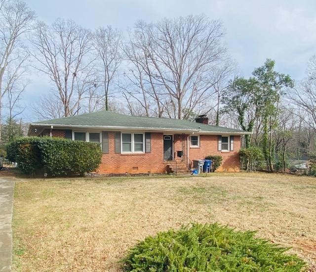 ranch-style home featuring a front lawn