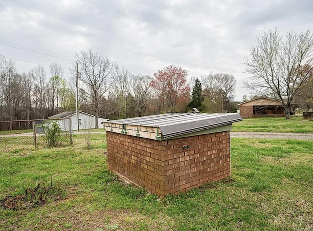 view of yard with an outdoor structure