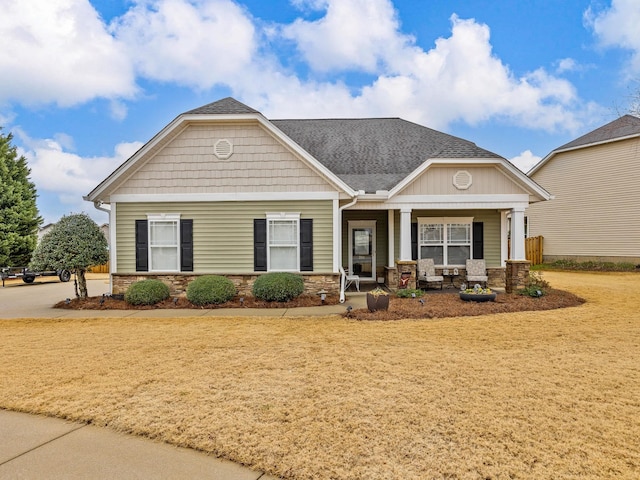 craftsman-style house featuring a porch and a front yard