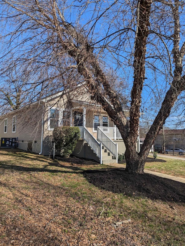 view of front of home with a front lawn