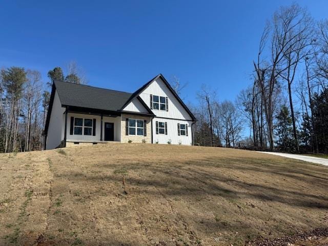 view of front of house featuring a front lawn