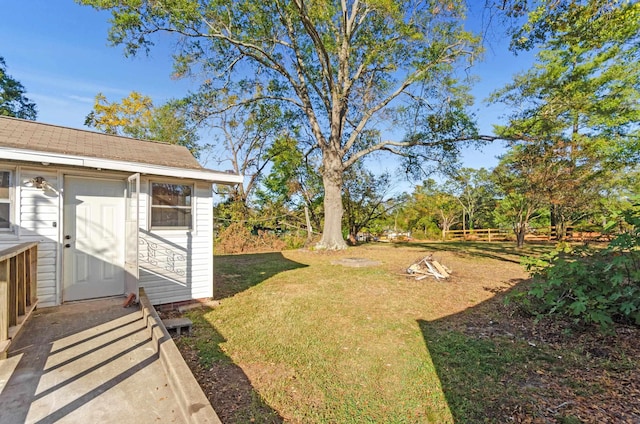 view of yard featuring an outbuilding