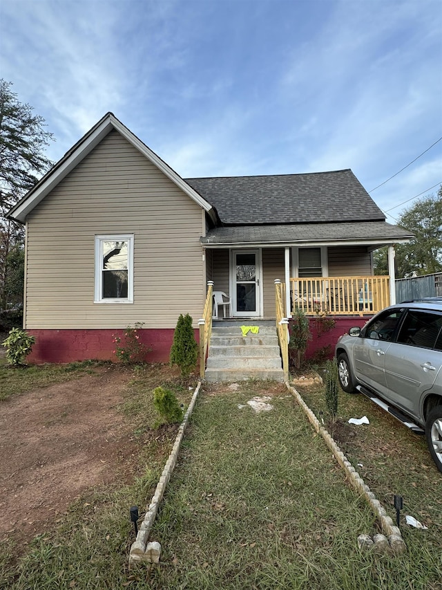 view of front of property featuring a front yard and a porch