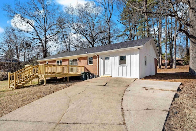 view of front of property featuring a deck