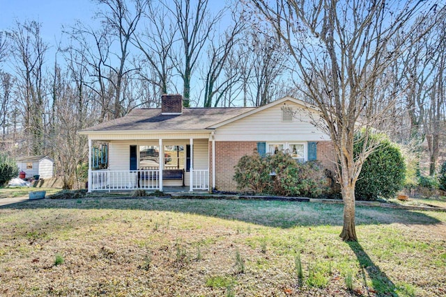 view of front of property featuring a front lawn and a porch