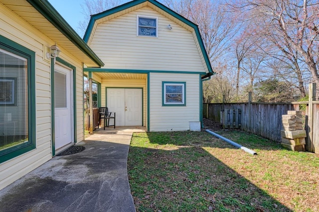 exterior space featuring a lawn