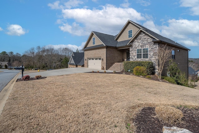 view of front of property featuring a front yard