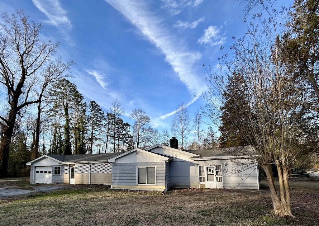 view of front of property featuring a garage