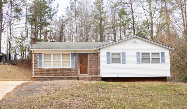 view of front of property featuring a front lawn