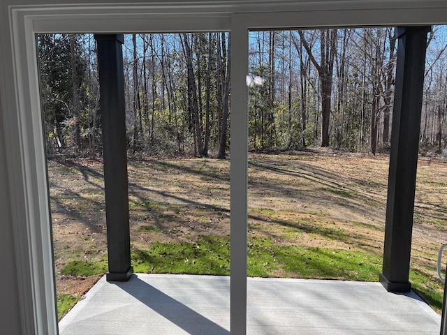 view of yard featuring a patio area