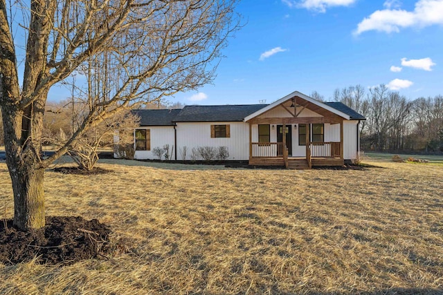 view of front of house featuring covered porch and a front yard