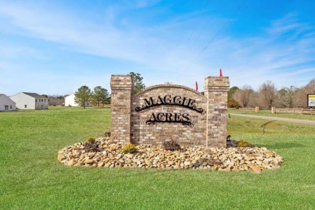 community / neighborhood sign featuring a lawn