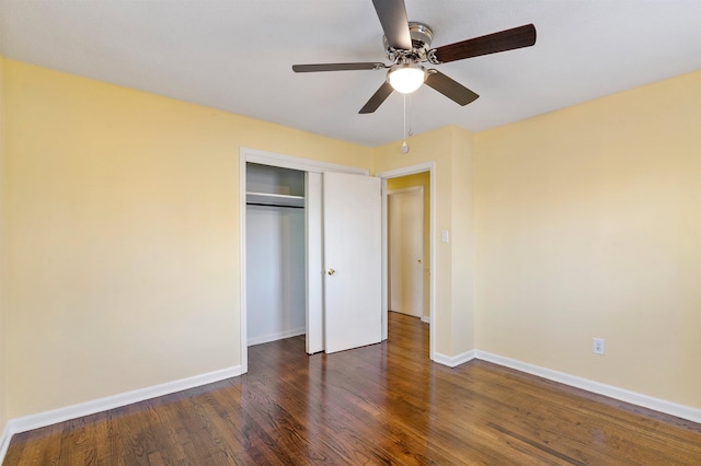 unfurnished bedroom with dark wood-style floors, a ceiling fan, baseboards, and a closet