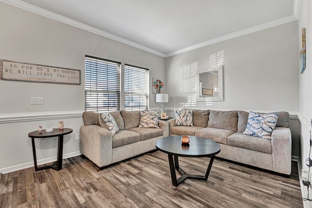 living room featuring baseboards, ornamental molding, and wood finished floors