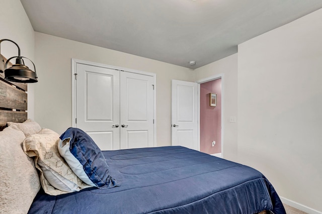 bedroom featuring baseboards and a closet