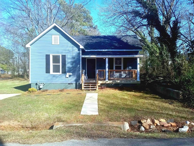 view of front of house with crawl space, a shingled roof, and a front yard