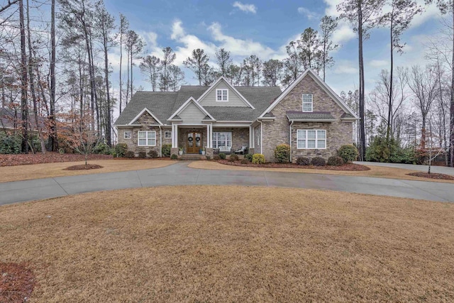 craftsman-style home featuring a front yard