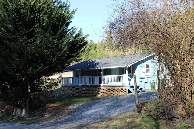 view of front of property featuring a porch and driveway