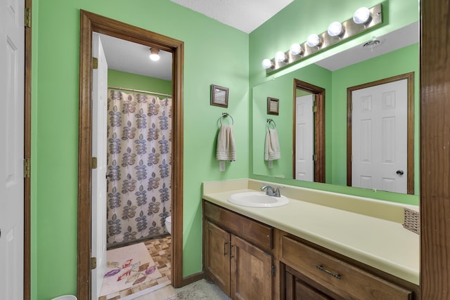 full bath with toilet, a shower with curtain, and vanity