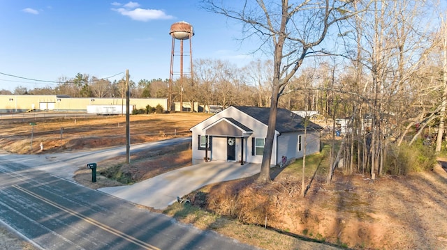 view of front of property with driveway