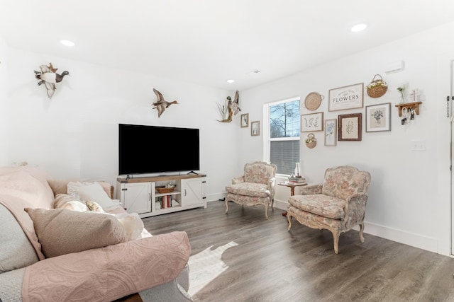 living area featuring dark wood-type flooring, recessed lighting, and baseboards