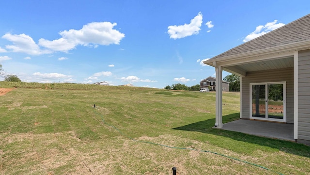 view of grassy yard featuring a patio area