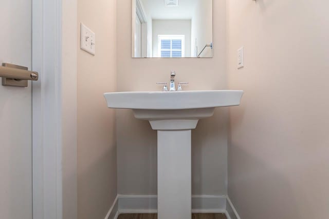 bathroom with visible vents and baseboards