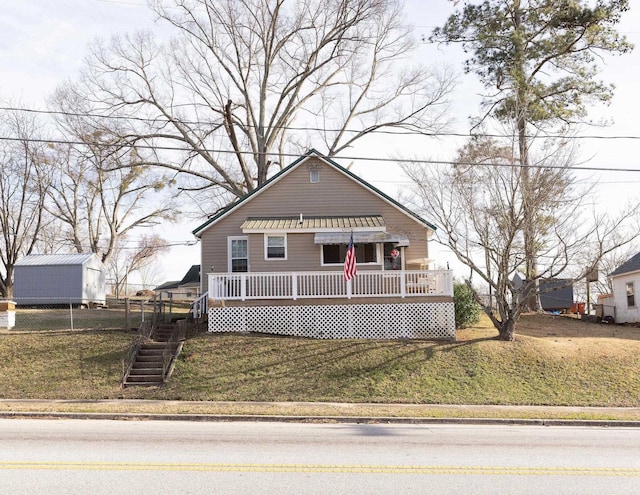 view of front of home featuring a front lawn