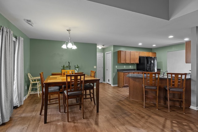 dining room featuring dark wood-style flooring, recessed lighting, visible vents, a chandelier, and baseboards