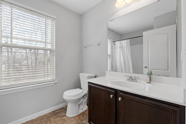 full bathroom featuring toilet, baseboards, a shower with shower curtain, and vanity