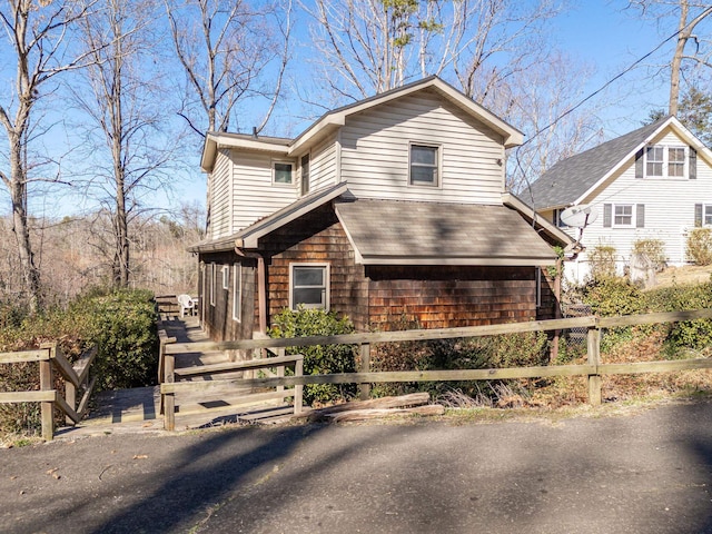 view of front of property featuring a fenced front yard