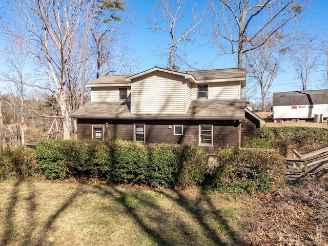 view of side of property featuring a lawn